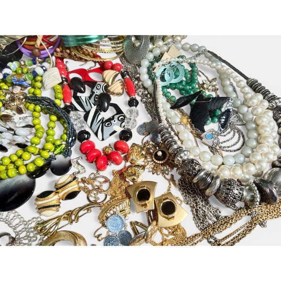 Huge Vintage Jewelry Lot 107 pcs Mixed Necklaces Bracelets Earrings Brooches - Picture 4 of 16